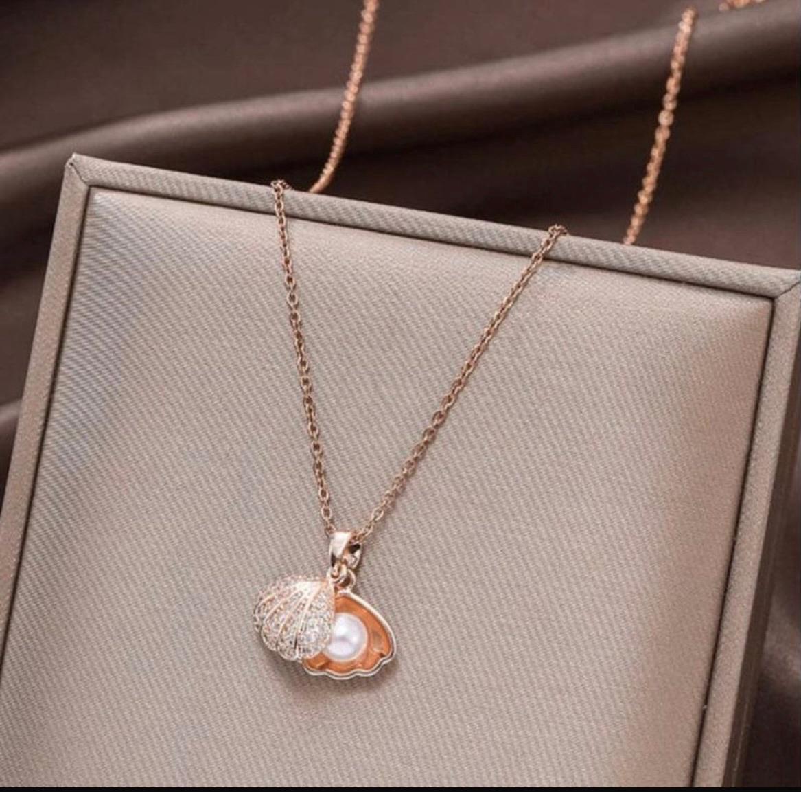 Shell Pearl Pendant Necklace