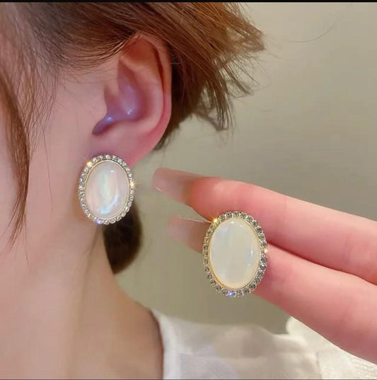 Pearl stud earring
