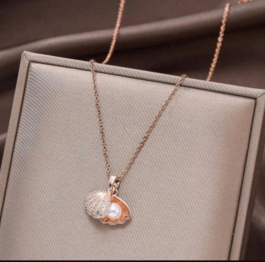 Shell Pearl Pendant Necklace